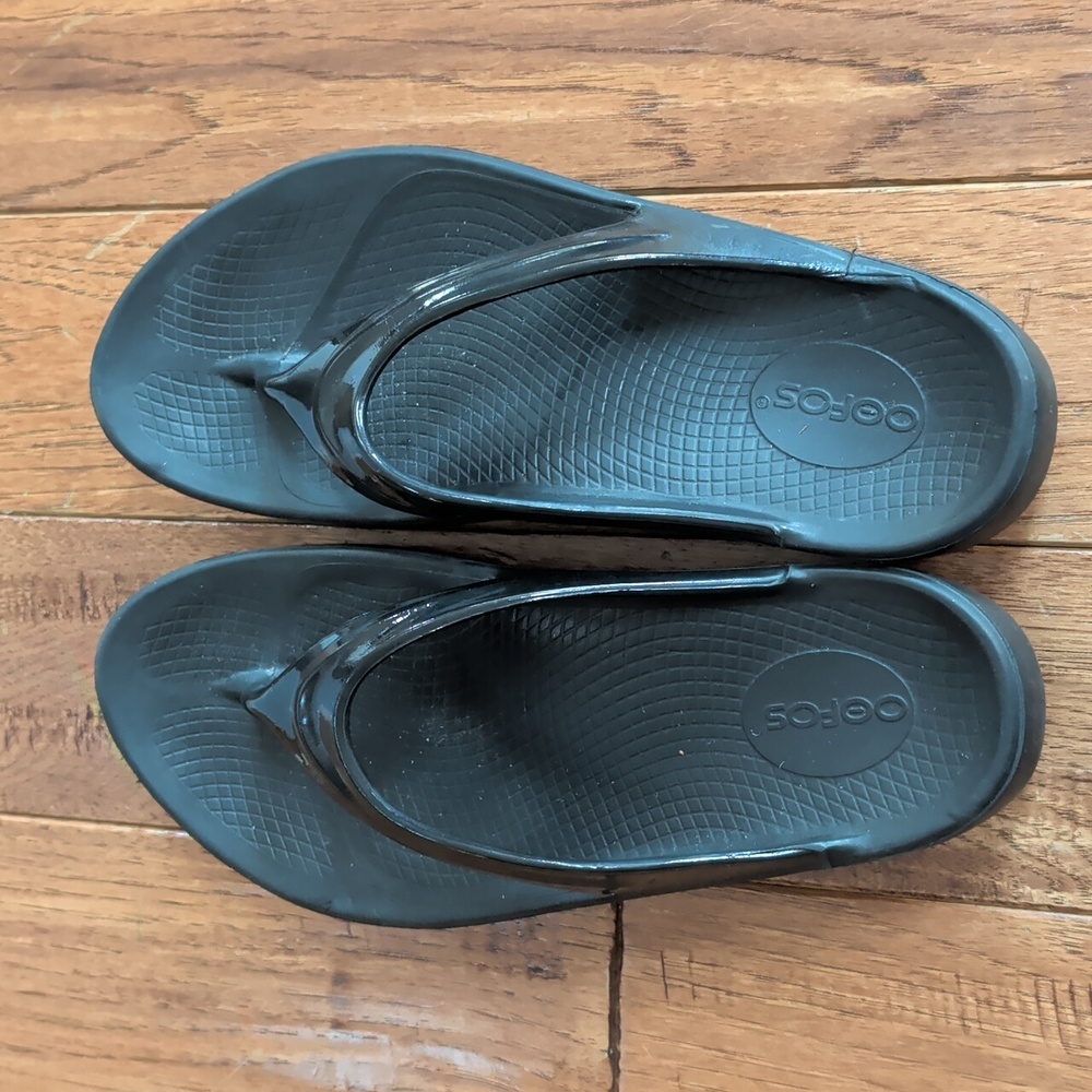 Oofos Oolala Black Flip Flop Recovery Sandals - Picture 2 of 7